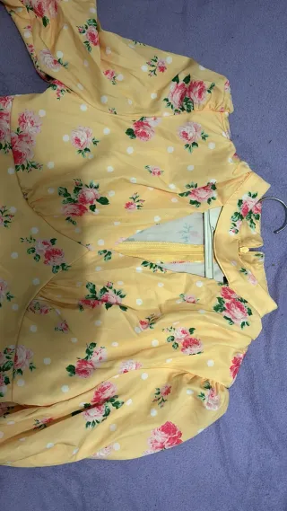 Vestido amarillo floral con lunares