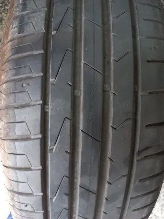 Neumáticos 215/55R17 94V - 95% vida útil.