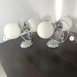 Applique da parete argentate e bianche