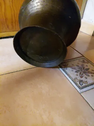 Antico botijo catalano in rame sbalzato