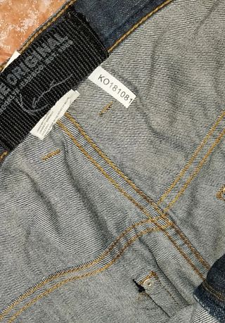 Bermudas Karl Kani Azul con Bordado Dorado