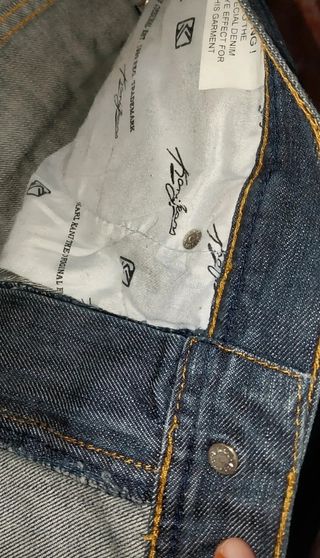 Bermudas Karl Kani Azul con Bordado Dorado