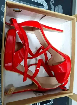 Zapatos de tacón alto rojos