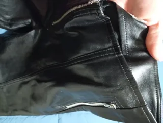 Pantalón efecto piel cremalleras