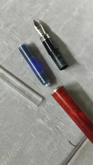 Pluma estilográfica madera y plata, a estrenar