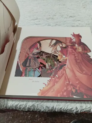 Precioso libro infantil con paisajes troquelados