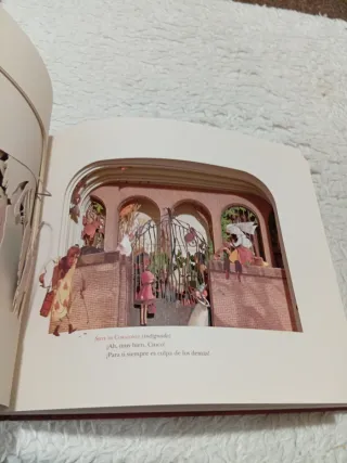 Precioso libro infantil con paisajes troquelados