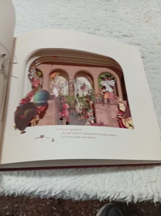 Precioso libro infantil con paisajes troquelados