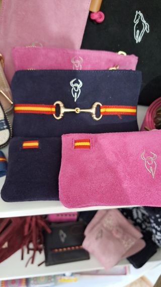 Carteras de ante con cremallera y detalles