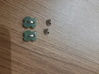 Pendientes Tous de plata en color verde.