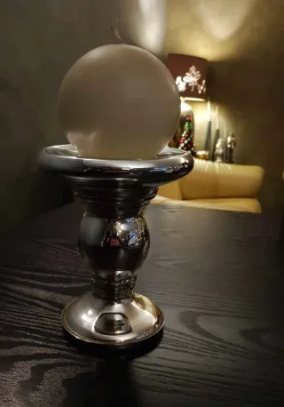 Portacandele in acciaio con candela sferica