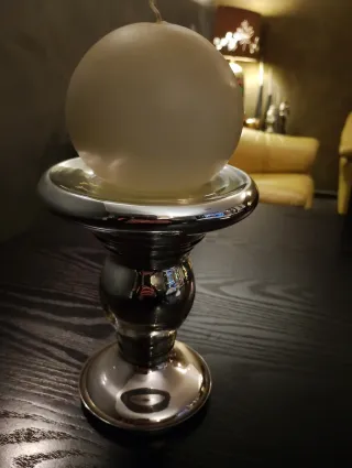 Portacandele in acciaio con candela sferica