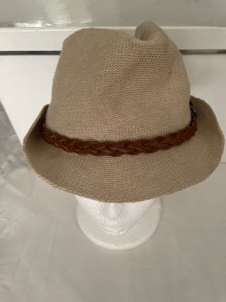 Sombrero tejido beige con banda marrón de cuero