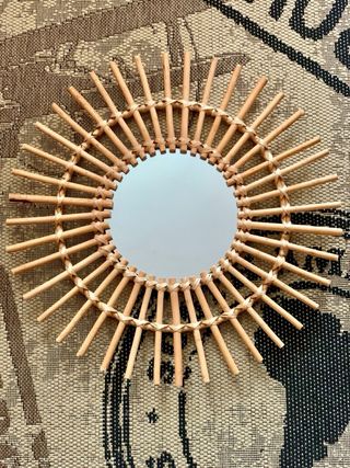 Specchio di 'Muy Mucho' da 58 cm, a forma di 'sole'. Alcuni bastoncini presentano leggeri segni esterni, con foto allegate. In ottime condizioni con imballo originale.