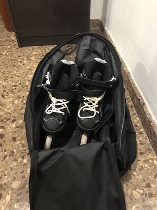 Patines en línea negros con bolsa y rodilleras.