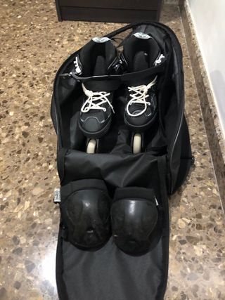 Patines en línea negros con bolsa y rodilleras.