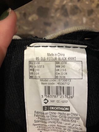 Patines en línea negros con bolsa y rodilleras.