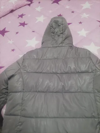 Chaqueta acolchada gris con capucha