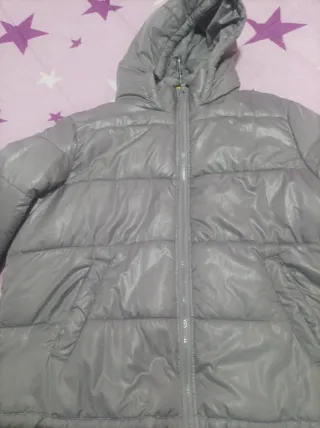 Chaqueta acolchada gris con capucha