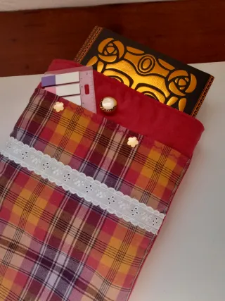 Funda de libro con bolsillo