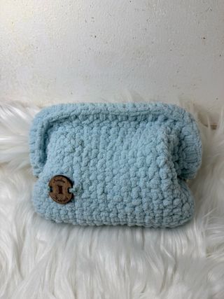 Borsa clutch uncinetto azzurra