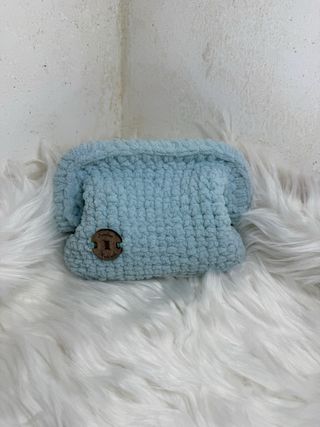 Borsa clutch uncinetto azzurra