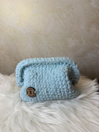 Borsa clutch uncinetto azzurra