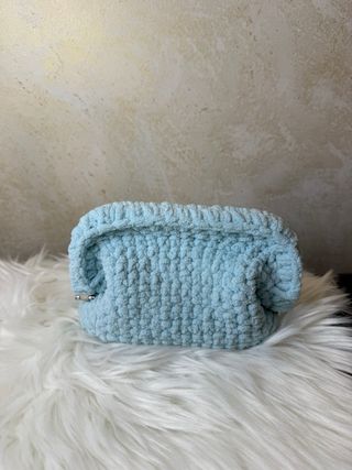Borsa clutch uncinetto azzurra