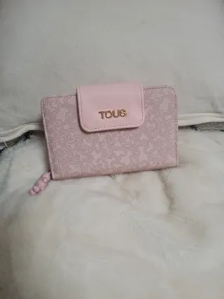 Cartera rosa con logo dorado