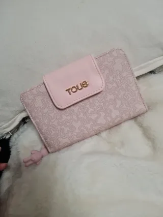 Cartera rosa con logo dorado
