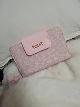 Cartera rosa con logo dorado