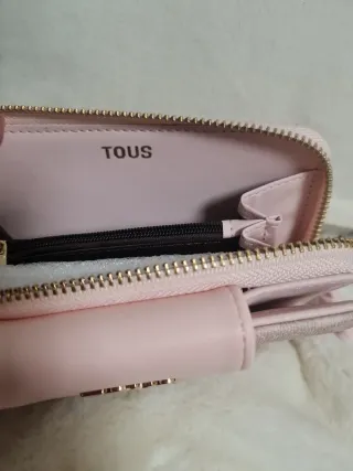 Cartera rosa con logo dorado