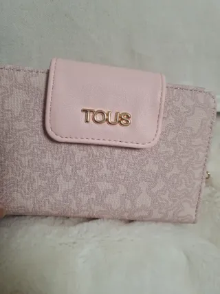 Cartera rosa con logo dorado