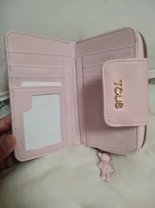 Cartera rosa con logo dorado