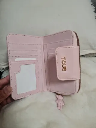 Cartera rosa con logo dorado