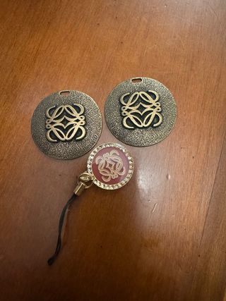 Colgantes Loewe dorados y rojos