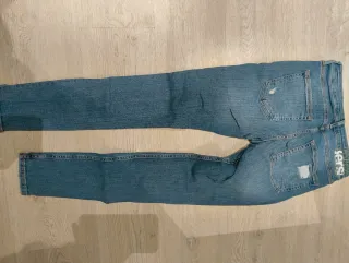 Vaqueros Bershka rotos