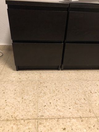 Mesitas de noche negras y marrones