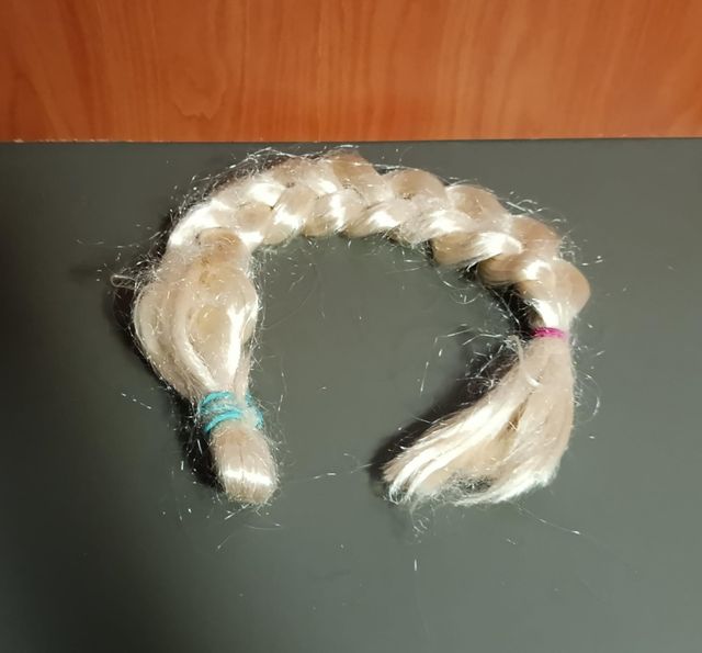 Trenza de pelo rubio sintético