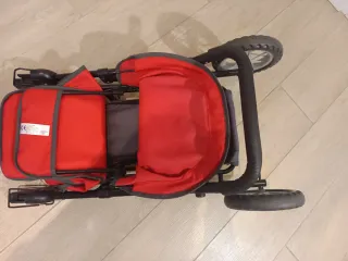 Carrito gemelar para muñecas rojo