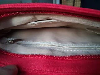 Bolso de mano rojo y dorado