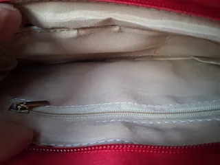 Bolso de mano rojo y dorado