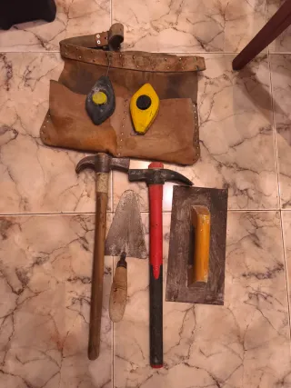 Lote de Herramientas de albañil: paleta, martillo,