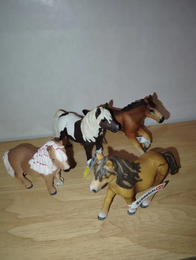 Lote 4 figuras caballo y ponis Schleich.