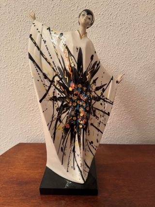 Figura de porcelana multicolor