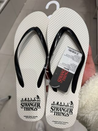 Chanclas Stranger Things Miniso