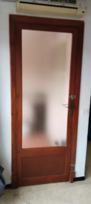 Puerta de madera oscura