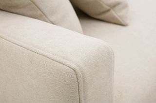 A ESTRENAR. Sofá 3 plazas tela beige y madera.