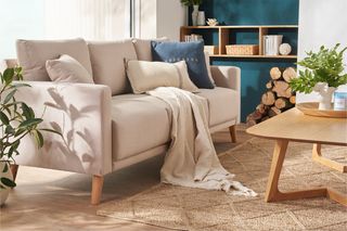 A ESTRENAR. Sofá 3 plazas tela beige y madera.