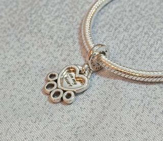 Colgantes Huellas y Corazones